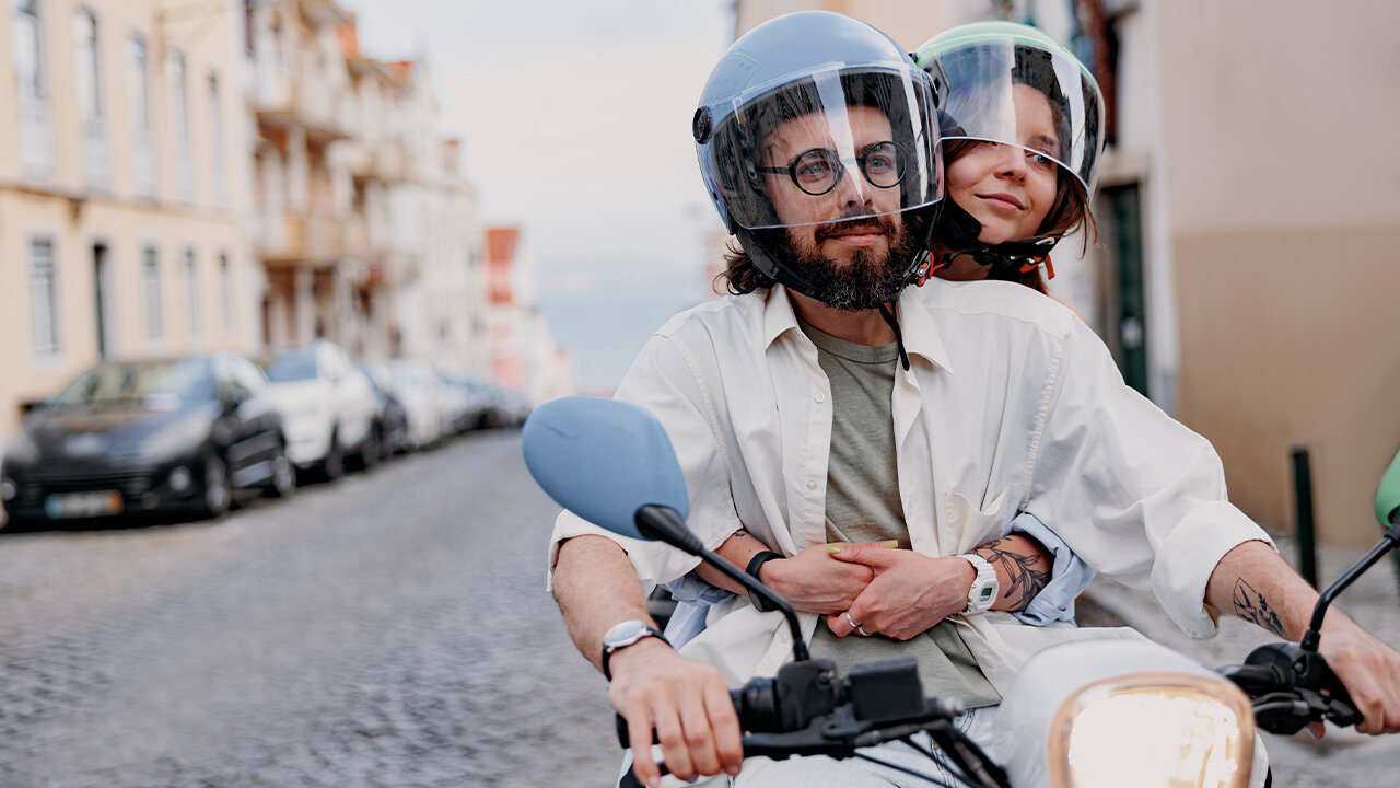 Couple sur un scooter